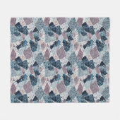 Abstraktes Design von Blue und Mauve Terrazzo Fleecedecke (Vorderseite (Horizontal))