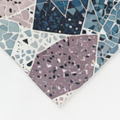 Abstraktes Design von Blue und Mauve Terrazzo Fleecedecke (Ecke)