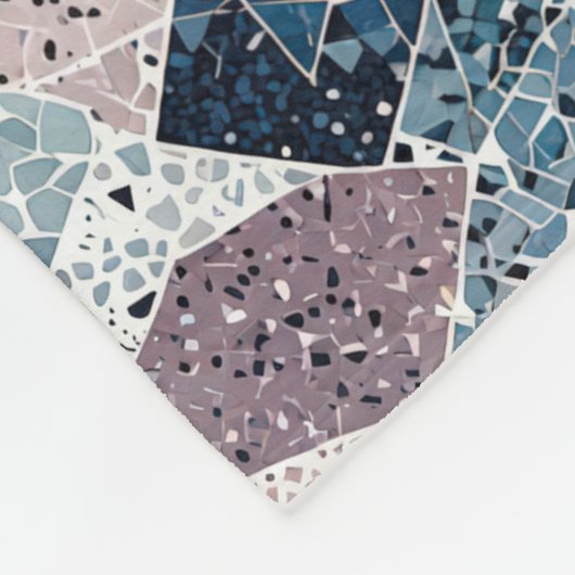 Abstraktes Design von Blue und Mauve Terrazzo Fleecedecke (Ecke)