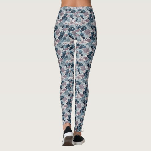 Abstraktes Design von Blue und Mauve Terrazzo Leggings (Rückseite)