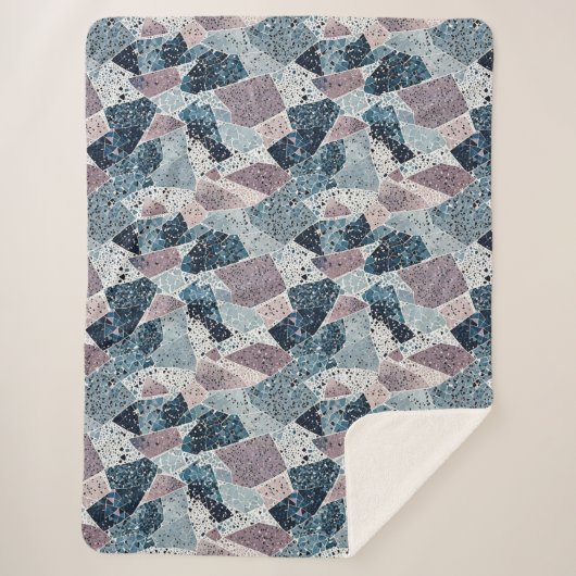 Abstraktes Design von Blue und Mauve Terrazzo Sherpadecke (Vorderseite)