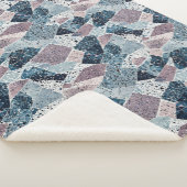 Abstraktes Design von Blue und Mauve Terrazzo Sherpadecke (3/4)