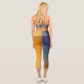 Abstraktes digitales zweifarbiges Gradient Capri Leggings (Rückseite)