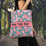 Abstraktes Farbmuster Tasche<br><div class="desc">Mit diesem inspirierenden Zitat-Tasche erhalten Sie ein wenig Motivation. "Win The Day" auf der Vorderseite und zurück in schwarz Vintagen modernen Schriftart, der ein wenig von einem Gatsby-Flair hat. Sie können den Text aber auch für eine andere schnelle Erinnerung oder einen anderen Namen ändern, wenn Sie es vorziehen. Das Pinselstrichmuster...</div>