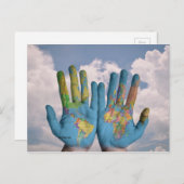 Abstraktes Foto Art World Map in Hands Postkarte (Vorne/Hinten)