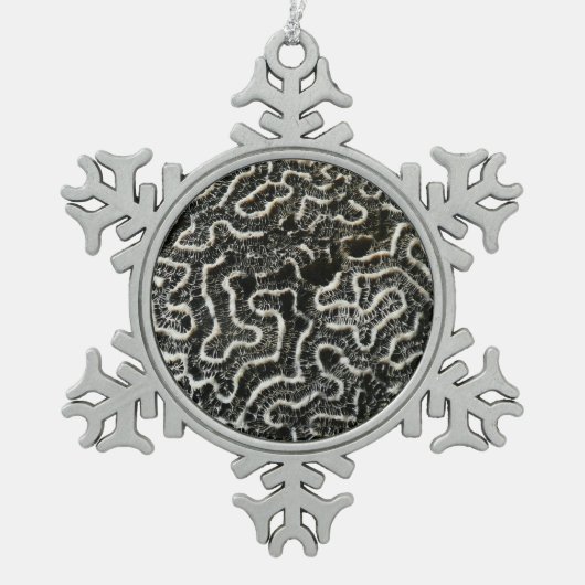Abstraktes Foto der Schwarzen und Weißen Koralle I Schneeflocken Zinn-Ornament (Vorderseite)