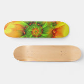 Abstraktes Fraktal im Sommer grün Skateboard (Horizontal)