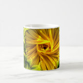 Abstraktes funky Retro Sonnenblume, ängstliche Geo Kaffeetasse (Mittel)