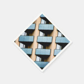 Abstraktes Gebäude in Blau und Beige Serviette (Ecke)