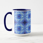 Abstraktes geometrisch blaues Muster Tasse (Links)