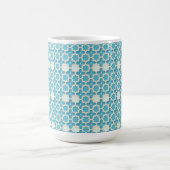 Abstraktes geometrisches Blau- und Weißmuster Kaffeetasse (Mittel)