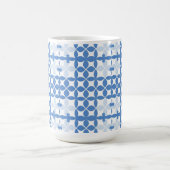 Abstraktes geometrisches Blau- und Weißmuster Kaffeetasse (Mittel)