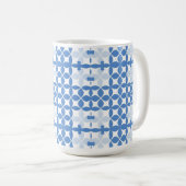 Abstraktes geometrisches Blau- und Weißmuster Kaffeetasse (VorderseiteRechts)