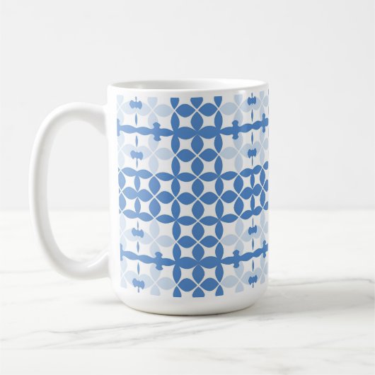 Abstraktes geometrisches Blau- und Weißmuster Kaffeetasse (Links)