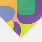 Abstraktes geometrisches Muster in fett gefärbten  Fleecedecke (Ecke)