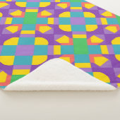 Abstraktes geometrisches Muster in fett gefärbten  Sherpadecke (3/4)
