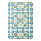 Abstraktes geometrisches Muster in grün und blau Badematte (Vorderseite Vertikal)