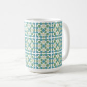 Abstraktes geometrisches Muster in grün und blau Kaffeetasse (VorderseiteRechts)