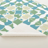 Abstraktes geometrisches Muster in grün und blau Sherpadecke (3/4)