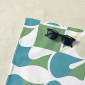 Abstraktes geometrisches Muster in grün und blau Strandtuch (Beispiel)