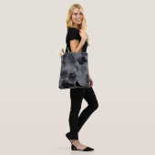 Abstraktes geometrisches Muster, schwarz und grau. Tasche (Am Model)