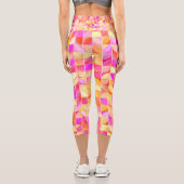 Abstraktes geometrisches rosa gelbes Mosaikmuster Capri Leggings (Rückseite)