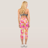 Abstraktes geometrisches rosa gelbes Mosaikmuster Capri Leggings (Rückseite)