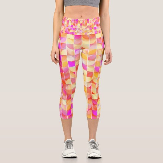 Abstraktes geometrisches rosa gelbes Mosaikmuster Capri Leggings (Vorderseite)