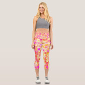Abstraktes geometrisches rosa gelbes Mosaikmuster Capri Leggings (Vorderseite)