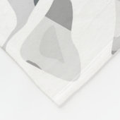 Abstraktes gepunktetes Muster in hellgrauen Flecke Fleecedecke (Ecke)