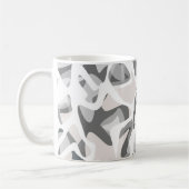 Abstraktes gepunktetes Muster in hellgrauen Flecke Kaffeetasse (Links)
