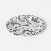 Abstraktes gepunktetes Muster in hellgrauen Flecke Pappteller (Schrägansicht)