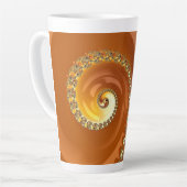 Abstraktes Gold Orange Gradient Spiral Fraktal Milchtasse (Linke Ecke)