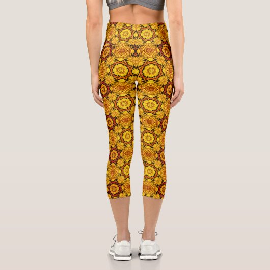 Abstraktes Gold- und Orangendesign Capri Leggings (Rückseite)