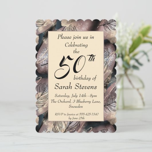Abstraktes Gold und Schwarz mit Federn 50. Geburts Einladung (Stehend Vorderseite)