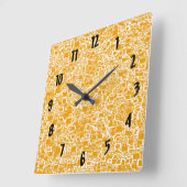 Abstraktes goldgelbes, zeitgenössisches Muster Quadratische Wanduhr (Winkel)