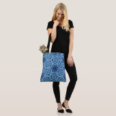Abstraktes Icy Blue Crystal-Muster Tasche (Am Model)