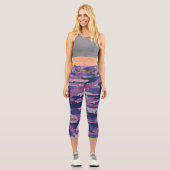 Abstraktes Knittermuster Klassisches Blau und Lila Capri Leggings (Vorderseite)