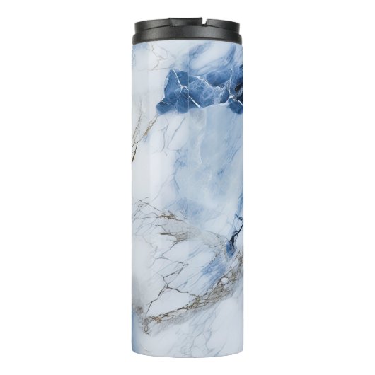 abstraktes Küstenmuster aus blauem Marmor Thermosbecher (Rückseite)