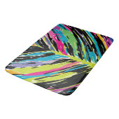 Abstraktes, lebendiges Multicolor Tropenblatt Badematte (Schrägansicht)