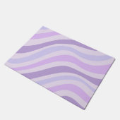 Abstraktes Lila blaues Groovy Stripe Liquid Muster Fußmatte (Schrägansicht)