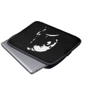 Abstraktes Mädchen mit Perlenohrring Laptopschutzhülle (Vorne Knopf)