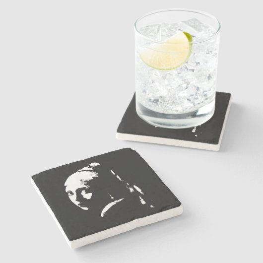 Abstraktes Mädchen mit Perlenohrring Steinuntersetzer (Seitenansicht)