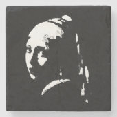 Abstraktes Mädchen mit Perlenohrring Steinuntersetzer (Vorderseite)