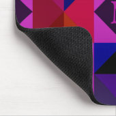 Abstraktes Magenta geometrisches Muster Monogramm Mousepad (Ecke)