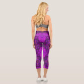 Abstraktes Magenta- und Schwarz-Groovy-Muster Capri Leggings (Rückseite)