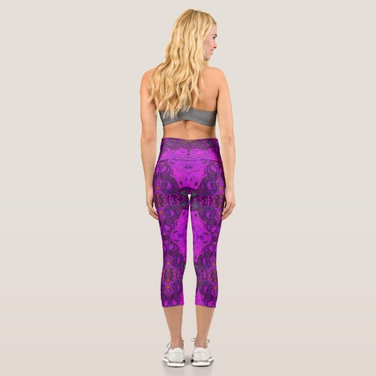 Abstraktes Magenta- und Schwarz-Groovy-Muster Capri Leggings (Rückseite)