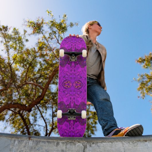 Abstraktes Magenta- und Schwarz-Groovy-Muster Skateboard (Außenbereich 1)
