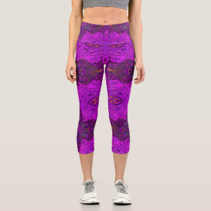 Abstraktes Magenta und schwarzes grooviges Muster Capri Leggings