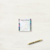 Abstraktes mehrfarbiges Lotmuster + Individuelle N Post-it Klebezettel (Auf Schreibtisch)